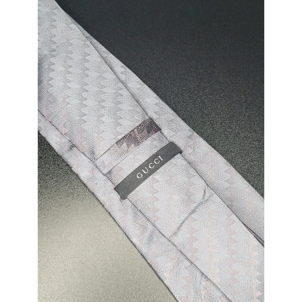 Gucci Silk Necktie Grey Purple Geometric Chevron Pattern Made in Italy Excellent